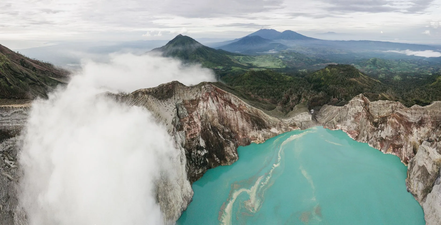 L'Ijen : lac turquoise et flammes bleues