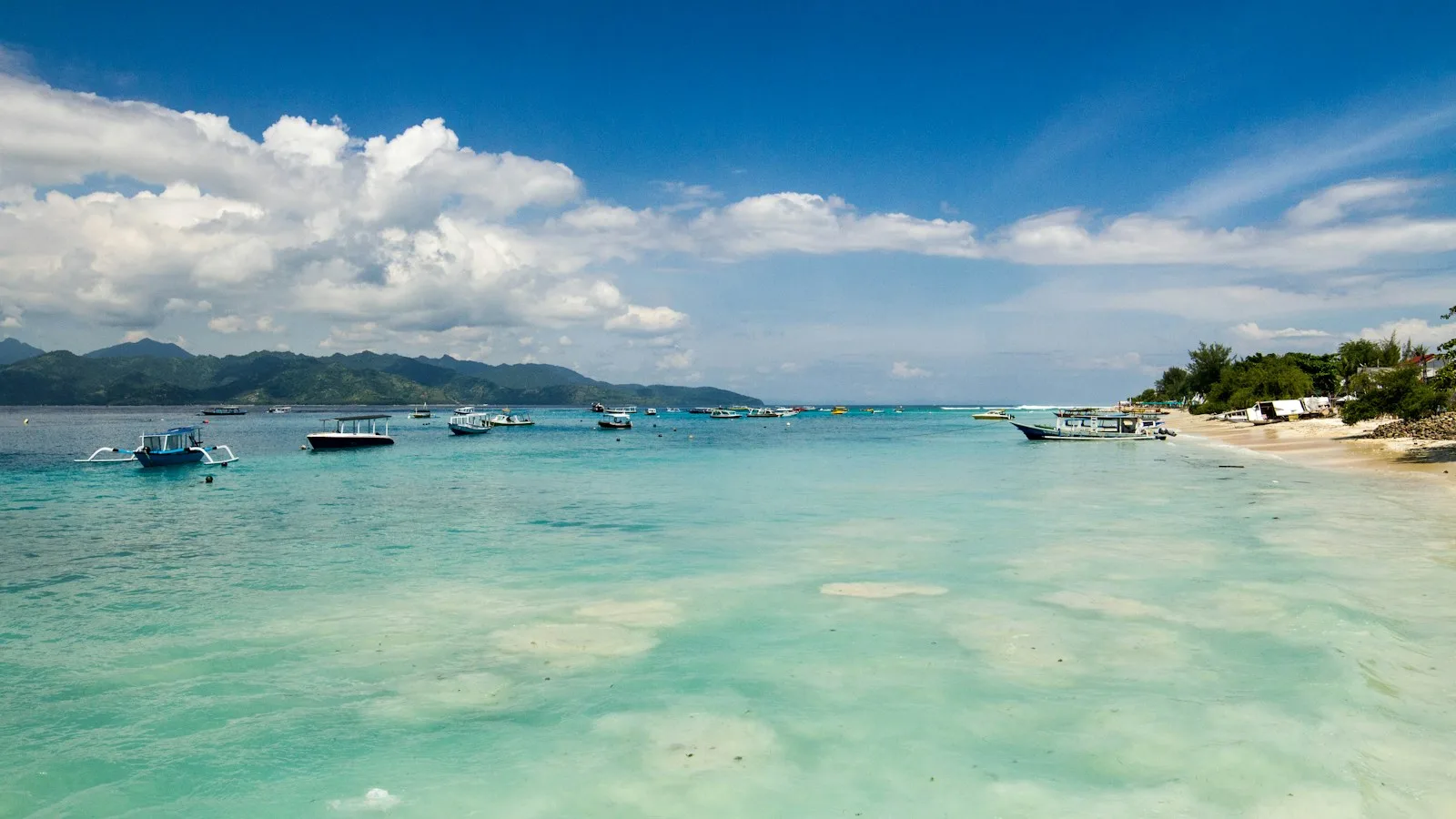 Plage de sable clair et eau turquoise sur l'une des îles Gili, au nord-ouest de Lombok
