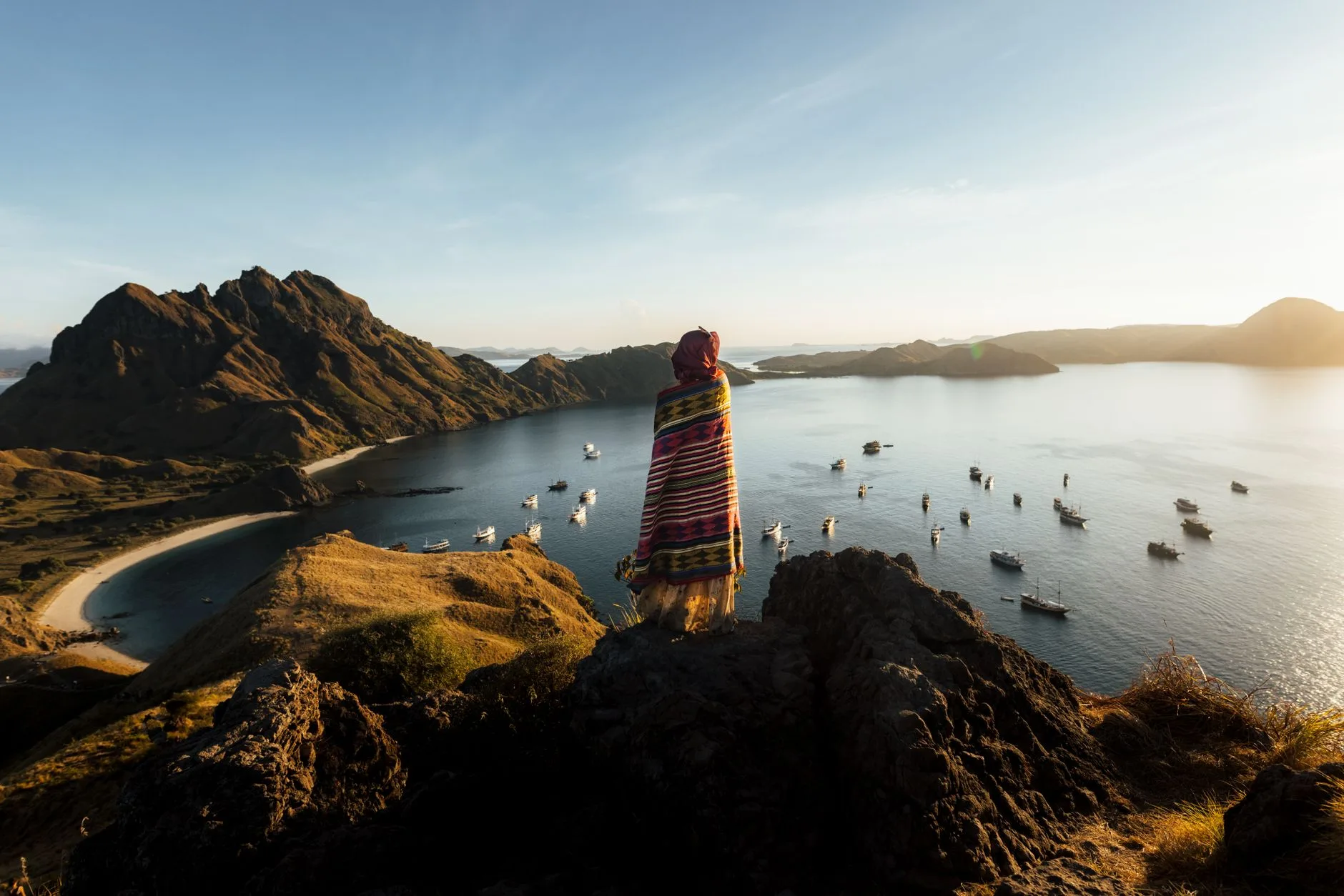 Îles et baies du parc national de Komodo au coucher du soleil, Indonésie