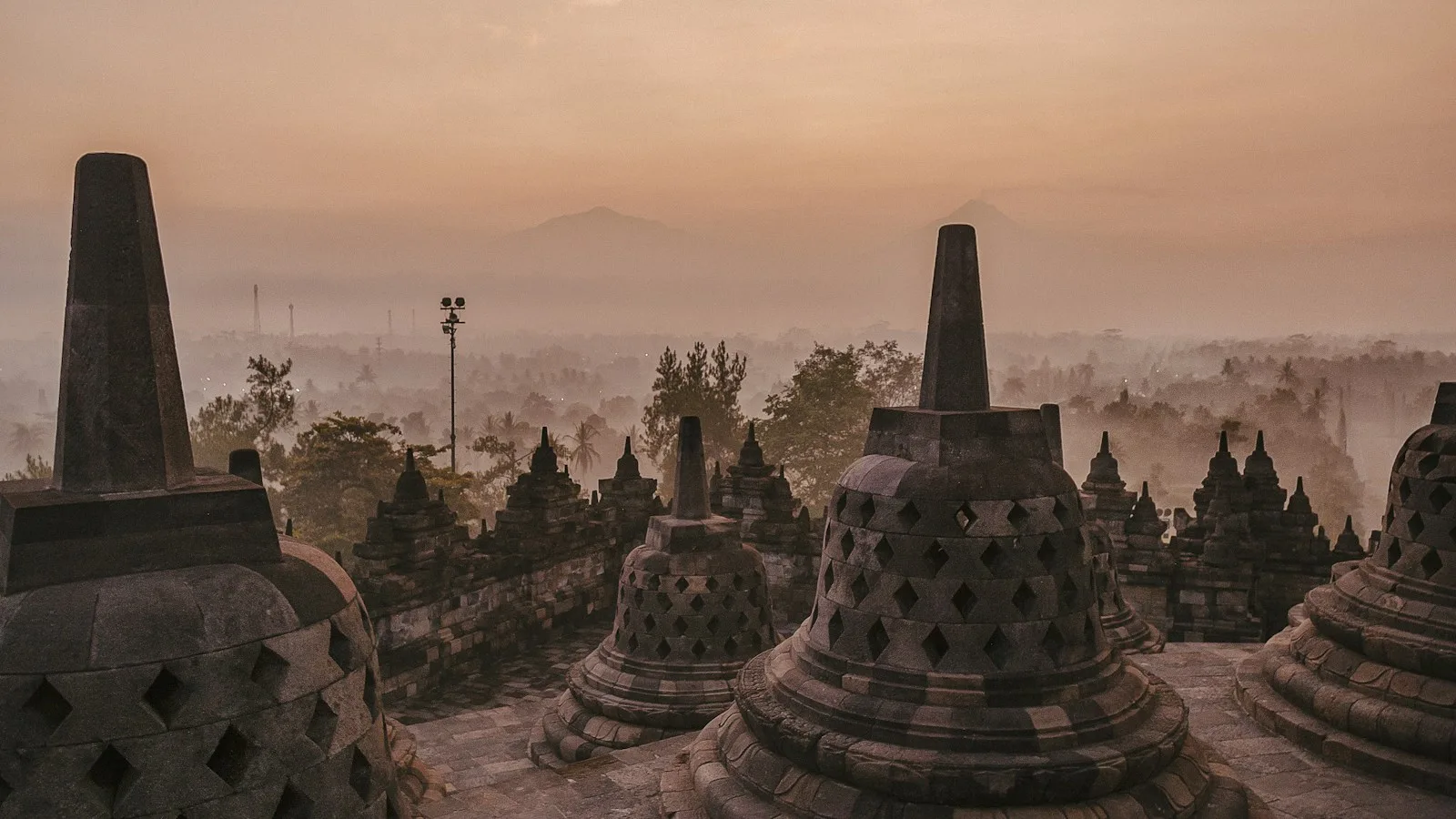 Borobudur : le plus grand monument bouddhiste du monde
